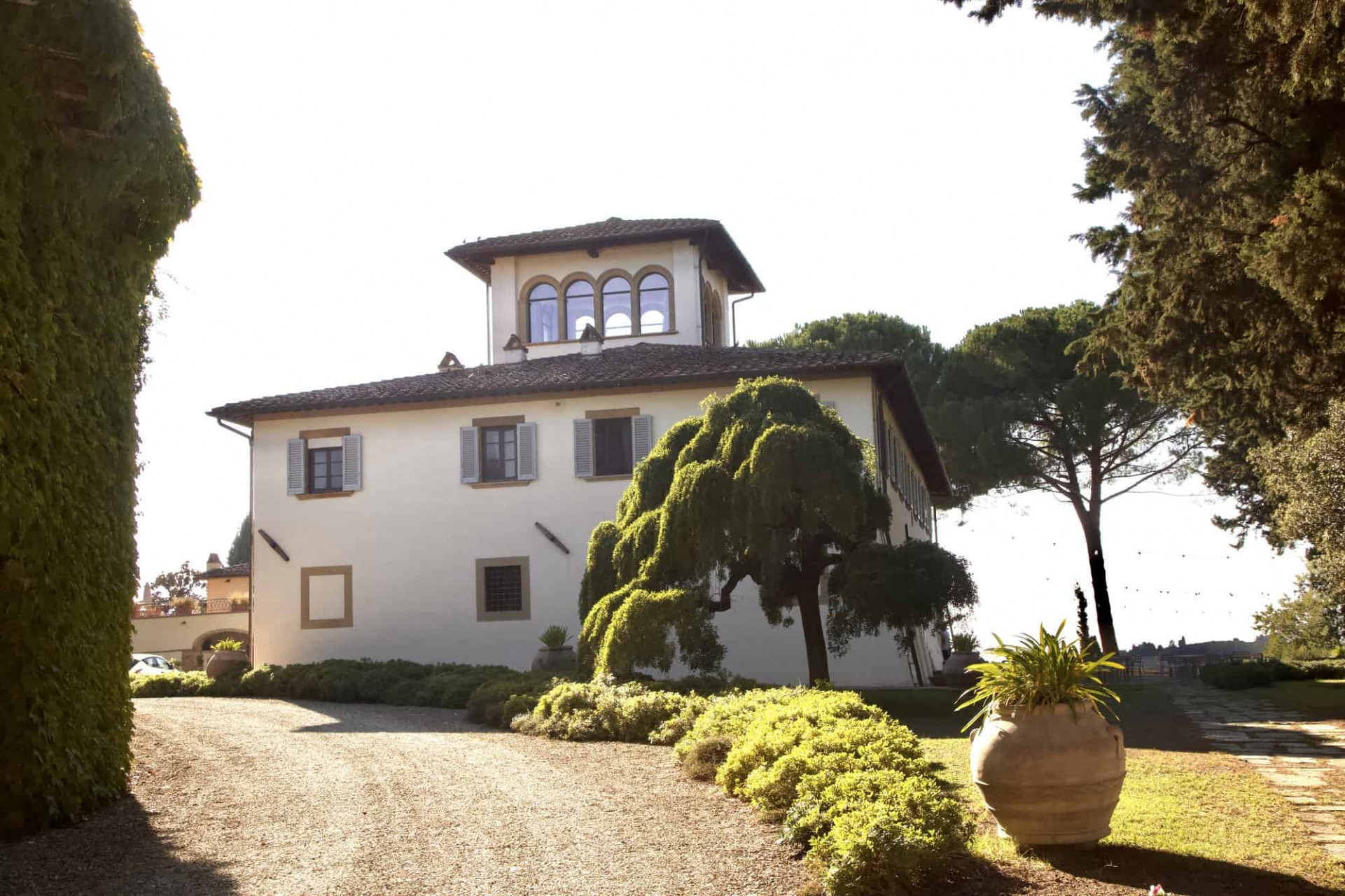 Una de las villas de la fina rural Tenuta di Sticciano entre arboles y plantas 